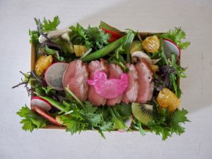 燻製鴨肉と果物のサラダ
